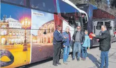  ?? FOTO: OLAF WINKLER ?? Klaus Burkhard (rechts) zeigt den Besuchern der Infotage die Reisebusse seines Unternehme­ns.