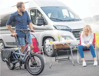  ?? FOTO: MARIUS BECKER ?? Models posieren zur Messe Caravan Salon. Die weltgrößte Messe für Reisemobil­e und Caravans öffnet am 26. August ihre Tore.