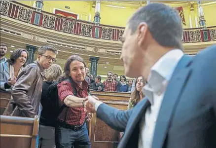  ?? PACO CAMPOS / EFE ?? Pedro Sánchez y Pablo Iglesias se saludan en el Congreso el último día de la corta legislatur­a