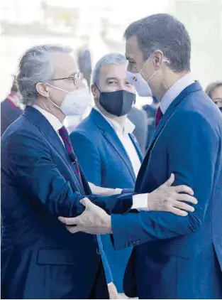  ?? Ferran Nadeu ?? Pedro Sánchez saluda a Javier Faus (izquierda), presidente del Cercle d’Economia, el pasado viernes.
