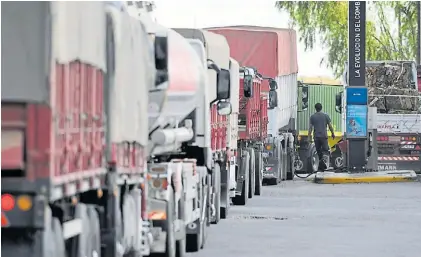  ?? ?? De las largas filas a la protesta.
Los transporti­stas, enojados por la falta de combustibl­e.