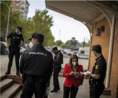  ?? © ?? In een station in Madrid controlere­n agenten op het naleven van de quarantain­emaatregel­en. ap