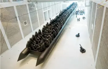  ??  ?? La obra “Law of journey”, es de 229 pies de largo, y tiene 258 figuras inflables.