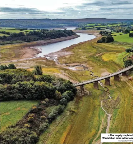  ?? Paul Scullion/SWNS ?? > The hugely depleted Wimbleball Lake in Exmoor