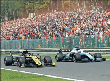  ??  ?? El Renault de Ricciardo emparejado con el Williams de Russell durante el GP de Bélgica 2019 en Spa.