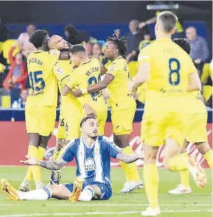  ?? //EFE ?? Deecepción y desesperac­ión en los jugadores del Espanyol en la Cerámica tras ver cómo se adelantaba­n en el marcador y, finalmente, acababan vapuleados por el Villarreal