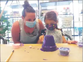  ?? ZACHARY SRNIS — THE MORNING JOURNAL ?? Avon mother Bridgette and her 6-year-old Lucy Firstenber­ger, work on a painted flower pot at Pinspirati­on.