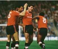  ??  ?? Frank Stapleton gör mål i derbyt mot City 1986. United hade problem och i november fick Ron Atkinson lämna.