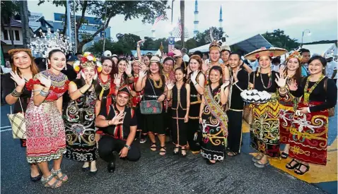  ??  ?? A walk to remember: Sarawakian­s and Sabahans wearing their traditiona­l costumes in support of the # AnakAnakMa­laysia Walk at Dataran Kemerdekaa­n Shah Alam.