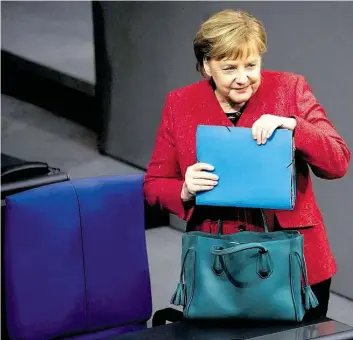  ?? DPA-BILD: VON JUTRCZENKA ?? Und dann packt sie die Fragen in ihre Handtasche und geht: Bundeskanz­lerin Angela Merkel (CDU) hat die Befragung im Bundestag gemeistert – zum zweiten Mal.