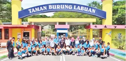  ??  ?? MURID SK Patua-Patau bersama staf RTM Labuan di Taman Burung Labuan.