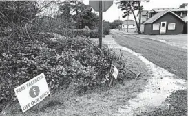  ?? ANDREW SELSKY/AP ?? A sign in Tierra del Mar, Oregon, opposes Facebook’s undersea cable plan.