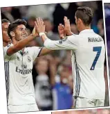  ??  ?? Vorbereite­r Ronaldo freut sich mit Marco Asensio . Der 20Jährige (re.) rechtferti­gte gegen Legia mit dem Treffer zum 3:1 das Vertrauen von Real-Trainer Zinédine Zidane.