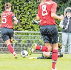  ?? FOTO: FLORIAN WOLF ?? Lisa Wisotzki (5) und die SpVgg Lindau treffen im Derby am Sonntag auf die Wangener Spielgemei­nschaft.