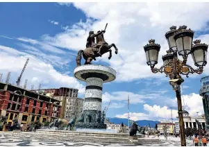  ??  ?? Wahrzeiche­n von Skopje: Die Alexander-der-Große-Statue auf dem Mazedonien-Platz