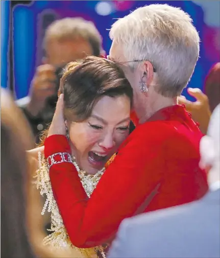  ?? Robert Gauthier Los Angeles Times ?? AWARD WINNERS and stars of “Everything Everywhere” Michelle Yeoh, left, and Jamie Lee Curtis hug at Sunday’s ceremony.