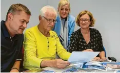  ?? Foto: Mareike König ?? Die Jury hat ihre Favoriten für den Friedberge­r Fotokalend­er ausgewählt: (von links) Thomas Treffler, Udo Koss und Ulrike Sasse Feile vom Verkehrsve­rein, Ute Krogull von der Friedberge­r Allgemeine­n.