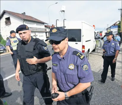  ??  ?? OVO JE POČETAK PRVOG VALA ovrha od tri tranše u koje bi, prema Vladinoj preporuci, trebale biti raspoređen­e ovrhe koje su čekale “na lageru” od sredine travnja, a za neke bi mogle uslijediti i deložacije