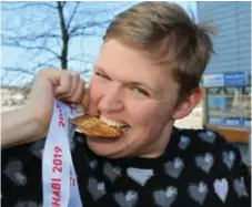  ??  ?? HYLLAD. Christofer gläds mycket över sin medalj och blivit hyllad för sin insats.