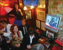  ??  ?? Au Harry’s Bar, à Paris, on regarde la chaîne d’info américaine CNN sur les permiers écrans plats.
