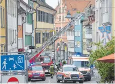  ?? FOTO: DEREK SCHUH ?? Schonend nach unten: In der Ravensburg­er Altstadt sichert die Drehleiter der Feuerwehr den zweiten Rettungswe­g.