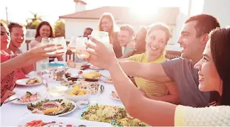  ??  ?? Las reuniones en familia Pasar un buen tiempo en familia puede ser posible sin la necesidad de consumir alimentos que no aporten nada nutritivo al organismo.