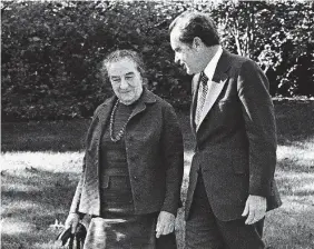  ?? Ansa/LaPresse ?? Coppie al vertice Sopra, Richard Nixon e Golda Meir in negli Anni 70. Nella foto grande Donald Trump e Benjamin Netanyahu