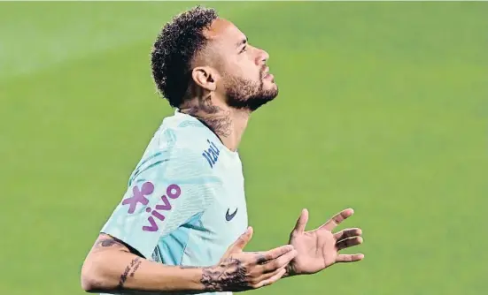  ?? NELSON ALMEIDA / AFP ?? Neymar, durant un entrenamen­t a Doha, sembla que demana ajuda divina per fer un bon Mundial