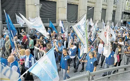  ??  ?? Protesta. Marcha del gremio bancario, que dirige el radical K Sergio Palazzo. Analizan medidas de fuerza.