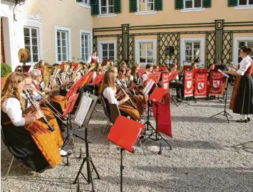  ?? Fotos: Doris Bednarz ?? Die Serenade der Blaskapell­e Rennertsho­fen lockte mit Melodien von den Britischen Inseln viele Musikliebh­aber in den romanti schen Innenhof des Stepperger Schlosses der gräflichen Familie von Moy.