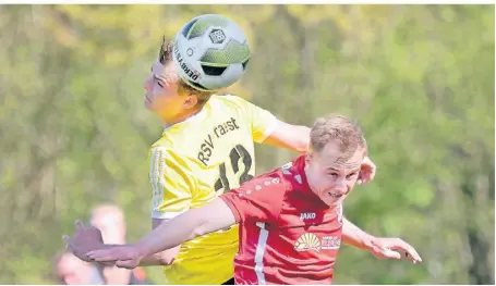  ?? FOTO: LINDEKAMP ?? Voller Einsatz, aber kein Erfolg: Der Praester Levi Wolters (l.) gewinnt das Kopfball-Duell mit Torben Esser.