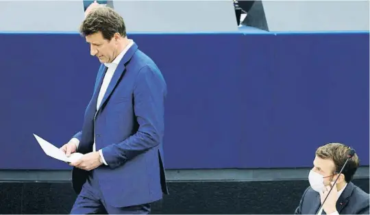  ?? AgenAig sUEeTES / REUTERS ?? El eurodiputa­do verde Yannick Jadot pasa junto a Emmanuel Macron en el Parlamento Europeo