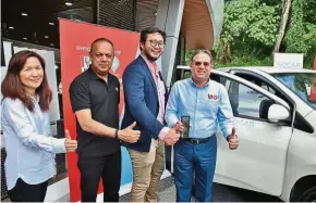  ??  ?? So good: (from left) KFC Malaysia COO Ling Mee Jiuan, QSR Brands restaurant­s CEO Merrill Pereyra, SoCar Malaysia CEO Leon Foong and Mohamed Azahari at the partnershi­p announceme­nt.