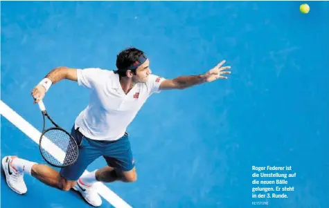  ?? KEYSTONE ?? Roger Federer ist die Umstellung auf die neuen Bälle gelungen. Er steht in der 3. Runde.
