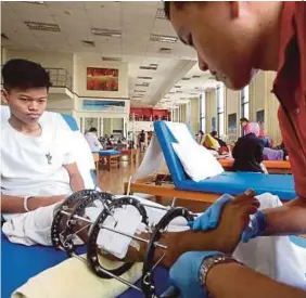  ?? [ FOTO NURUL SHAFINA JEMENON / BH ] ?? Danial Syahmi ketika Medicine Centre. menjalani rawatan di Kuala Lumpur Sports