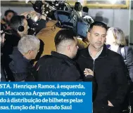  ?? ?? PISTA. Henrique Ramos, à esquerda, com Macaco na Argentina, apontou o dedo à distribuiç­ão de bilhetes pelas Casas, função de Fernando Saul