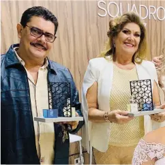  ??  ?? José Maria Escobar e Neusa Miguens ganharam um mimo
da Squadro Foz no coquetel de 1 ano da empresa.
