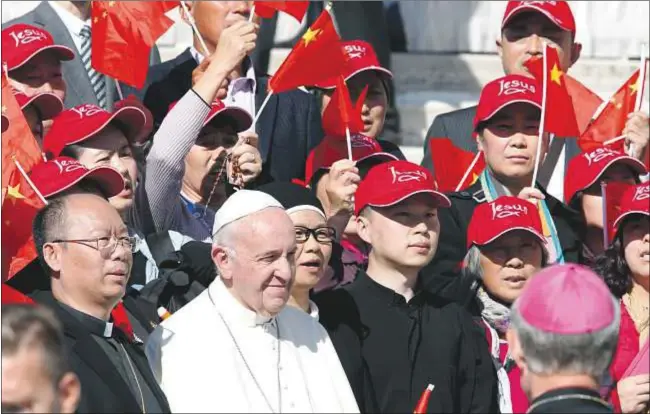  ?? CNS ?? El Papa con peregrinos chinos en la plaza de San Pedro durante una audiencia general en octubre de 2016