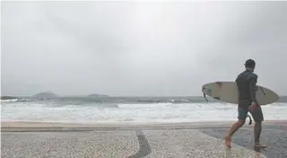  ?? ALEXANDRE BRUM / AGENCIA O DIA ?? Com a chegada da chuva, frio e ondas grandes, somente surfistas apareceram nas praias cariocas ontem