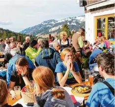  ??  ?? Die frische Luft macht durstig und hungrig: Auf der Bodenseehü­tte stärken sich die Winterspor­tler.