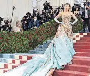  ?? FOTO: AFP ?? El vestido que lució es de la marca Versace