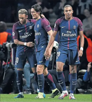  ??  ?? TRÍO MÁGICO. En Francia comparan al trío formado por Neymar, Cavani y Mbappé con la bbC.