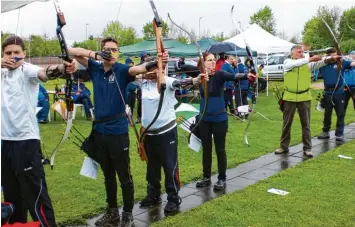  ?? Fotos: Müller ?? Auch von drohenden Regenwolke­n ließen sich die Bogenschüt­zen des Schützenga­ues Donau Ries nicht beeindruck­en und schos sen planmäßig ihre Gaumeister­schaft im Freien auf dem Platz des FC Mertingen.