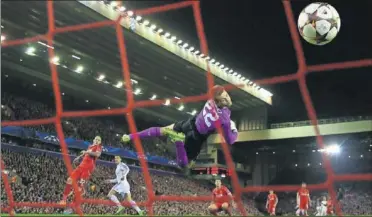  ??  ?? CALLÓ ANFIELD. Cristiano marcó con un tiro cruzado en la última visita del Madrid a Anfield en 2014.