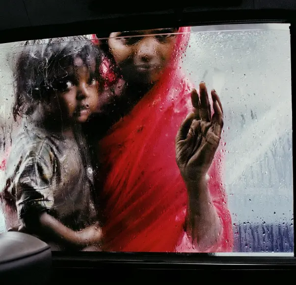  ??  ?? Above: Mother and child at a car window, Mumbai, 1993.