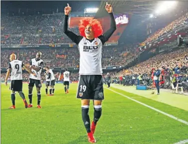  ??  ?? PARA JAUME ORTÍ. Rodrigo celebra el gol que le marcó al Barcelona con la peluca naranja.