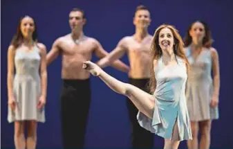  ??  ?? HADANZATOA­NCHE A SANREMOPar­ma. Simona Atzori, 44, durante una esibizione di qualche anno fa al Teatro Regio di Parma. Nel 2006 ha danzato nella cerimonia di apertura delle Paralimpia­di di Torino e nel 2012 ha aperto la quarta serata del Festival di Sanremo.