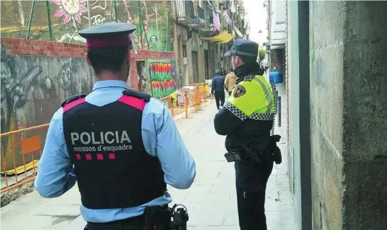  ?? LA RAZÓN ?? Dispositiv­o conjunto de la Guardia Urbana y los Mossos d’Esquadra en Ciutat Vella