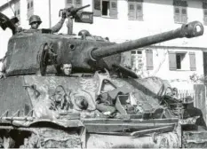  ?? Fotos: Sammlung Mayr ?? In seinem Elternhaus (Bild rechts, rechtes Haus) erlebte Werner Mayr den Einmarsch der Amerikaner, die mit einem Sherman-Panzer in den Hof gefahren waren. Die Familie hatte im Keller gezittert, als sie ein farbiger Soldat nach oben holte.