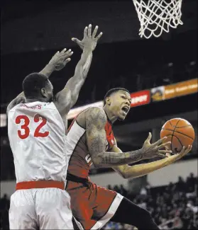  ?? GARY KAZANJIAN/THE ASSOCIATED PRESS ?? UNLV freshman Troy Baxter Jr. drives past Fresno State’s Nate Grimes for a layup attempt during the second half of the Rebels’ 72-59 loss in their regular-season finale Saturday at Fresno, Calif.